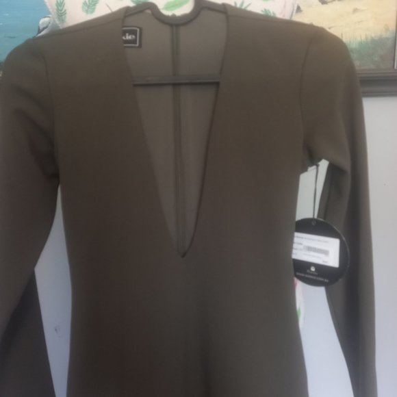 🥳HOST PICK🥳Nookie olive green bombshell plunge v neck body con midi dress (8) - Picture 4 of 9